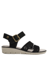Textura mate suave en sandalia de cuero negro, diseño moderno y versátil para ocasiones informales.
