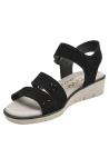 Detalle de patrón calado en tiras frontales de sandalia negra de cuero, estilo casual para mujer.
