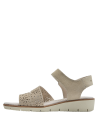 Textura suave y cómoda en sandalia de cuero beige con plataforma moderada, ideal para un look veraniego.