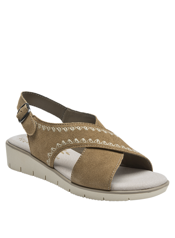 Calzado casual de mujer en tono camel con diseño bohemio y suela gruesa.