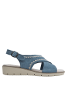 Sandalia femenina en cuero azul con bordados beige, ideal para un look bohemio.