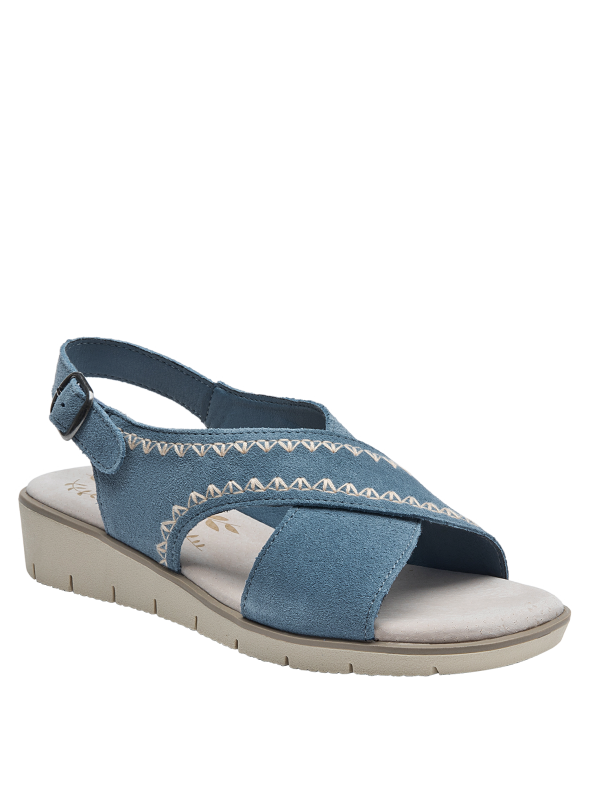 Cuero azul y bordados beige destacan en esta sandalia casual femenina.