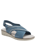 Cuero azul y bordados beige destacan en esta sandalia casual femenina.