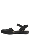 Elegante sandalia casual de cuero negro con textura suave y mate.