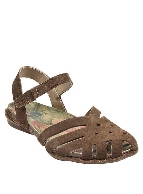 Sandalia de cuero café con textura mate, ideal para un look relajado y chic.