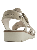 Sandalia de cuero beige claro con detalles perforados florales, estilo casual y femenino para mujer.