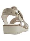 Sandalia de cuero beige claro con detalles perforados florales, estilo casual y femenino para mujer.