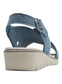 Sandalia de cuero azul para mujer con bordados beige en zigzag, estilo casual bohemio.
