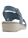 Sandalia de cuero azul para mujer con bordados beige en zigzag, estilo casual bohemio.