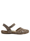Sandalia de cuero taupe para mujer, estilo casual con correas ventiladas y suela cómoda para paseos informales.