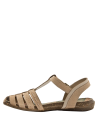 Textura suave y acabado mate en la sandalia de cuero beige para un look elegante.