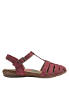 Chic sandalia de cuero burdeos con plantilla floral y hebilla, perfecta para ocasiones casuales.