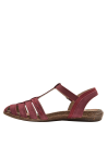 Sandalia casual en cuero burdeos con hebilla ajustable, ideal para estilo boho-chic.