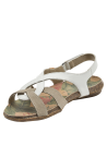 sandalia blanca de cuero con correas cruzadas y hebilla lateral para ajuste personalizado.