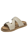 Sandalia de cuero beige claro con correas ajustables y hebillas plateadas, estilo casual para mujer.