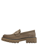 Mocasín versátil de cuero taupe con diseño normcore, ideal para looks casuales urbanos.