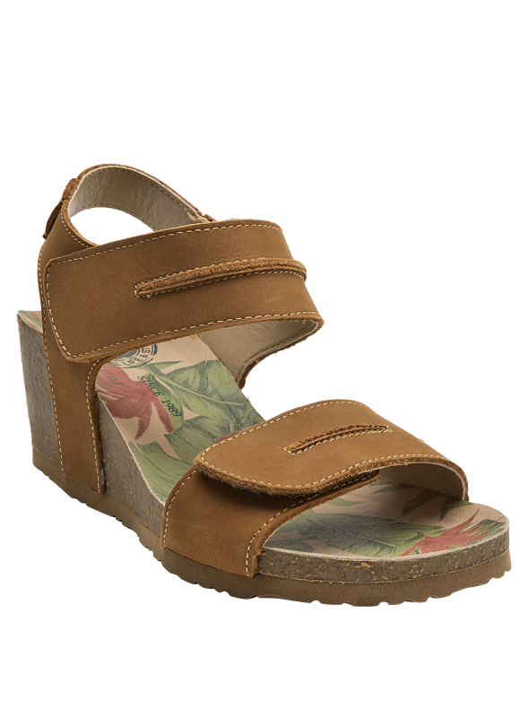 Sandalia de cuero camel con cuña natural, ideal para estilo casual y bohemio.
