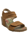 Sandalia de cuero camel con cuña natural, ideal para estilo casual y bohemio.