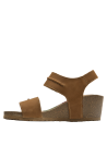 Detalle de costura artesanal en sandalia casual bohemia de cuero camel.