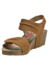 Sandalia de mujer color camel en cuero con tiras ajustables y cuña tipo corcho.