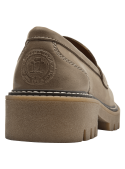 Mocasín de mujer en cuero camel con antifaz perforado y costuras visibles, estilo casual chic.
