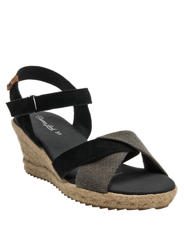 Alpargata boho-chic negra de mujer, ideal para ocasiones casuales o semi-formales al aire libre.