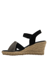 Sandalia de cuña negra de cuero con diseño moderno y elegante, perfecta para un look casual.