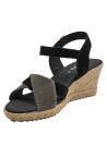 Alpargata de mujer negra en cuero con tiras cruzadas texturizadas y cuña de yute estilo boho-chic.