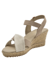 Cuero beige liso y lona textil en alpargata de mujer, suela de esparto rústica.