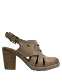Sandalia boho chic de cuero taupe, cómoda para el uso diario con estilo.
