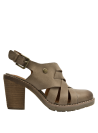 Sandalia boho chic de cuero taupe, cómoda para el uso diario con estilo.