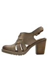 Tiras cruzadas y hebilla ajustable en sandalia de cuero taupe para mujer.
