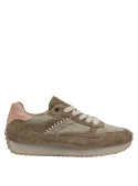 Interior cómodo de zapatilla taupe para mujer, estilo urbano con detalle rosa en talón.