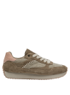 Interior cómodo de zapatilla taupe para mujer, estilo urbano con detalle rosa en talón.