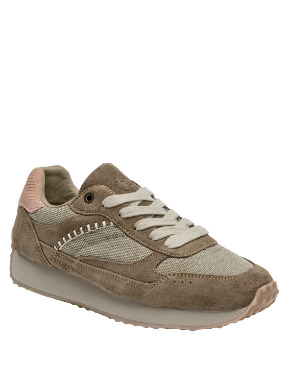 Costuras visibles en zapatilla de cuero taupe para mujer, combinando suavidad y resistencia.