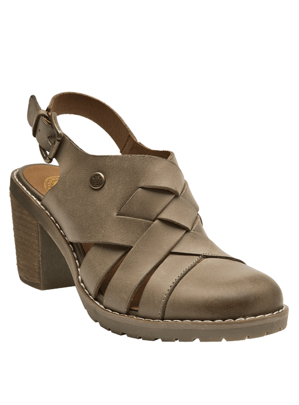 Sandalia casual boho chic en cuero marrón claro con diseño estructurado.