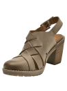 Sandalia taupe de cuero para mujer con tiras cruzadas y hebilla decorativa.
