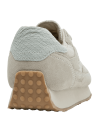 zapatilla de cuero beige para mujer con diseño urbano y costura decorativa lateral