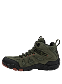Calzado outdoor verde oliva con diseño robusto, costuras visibles y suela de goma para buena tracción.