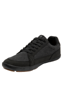 zapatilla negra de hombre con logo discreto en el lateral, ideal para un estilo casual y moderno.