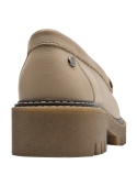 Mocasín beige de cuero para mujer con diseño troquelado moderno y suela de plataforma gruesa.