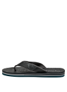 Sandalia casual gris con suela texturizada en blanco y negro.