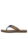 Detalle camel en las correas de sandalia casual de hombre.