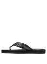 Calzado sintético negro, ideal para ocasiones informales, combina con ropa veraniega.