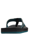 Calzado casual sintético verde con detalles negros y azules, perfecto para paseos informales.