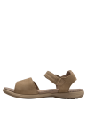 Sandalia casual beige, diseño práctico con costuras visibles y detalles decorativos.