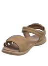 Sandalia outdoor beige con detalles metálicos, suela texturizada para mejor agarre.