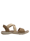 Textura trenzada y tonos tierra en sandalia camel sintética, diseñada para comodidad y estilo casual diario.