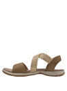 Cierre posterior en sandalia camel de mujer, mezcla de texturas lisas y trenzadas para estabilidad y estilo.