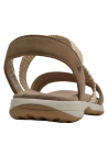 Sandalia camel para mujer con correas cruzadas, una trenzada y otra lisa, estilo outdoor boho-chic.